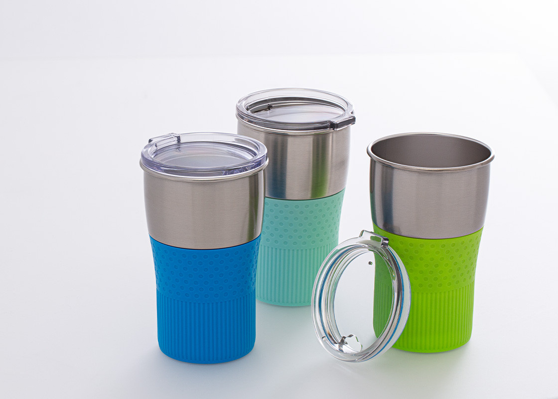 RETUMBLER-myMEZZO Mugs en différentes couleurs de silicone Trois mugs myMEZZO en différentes manchettes avec couvercle