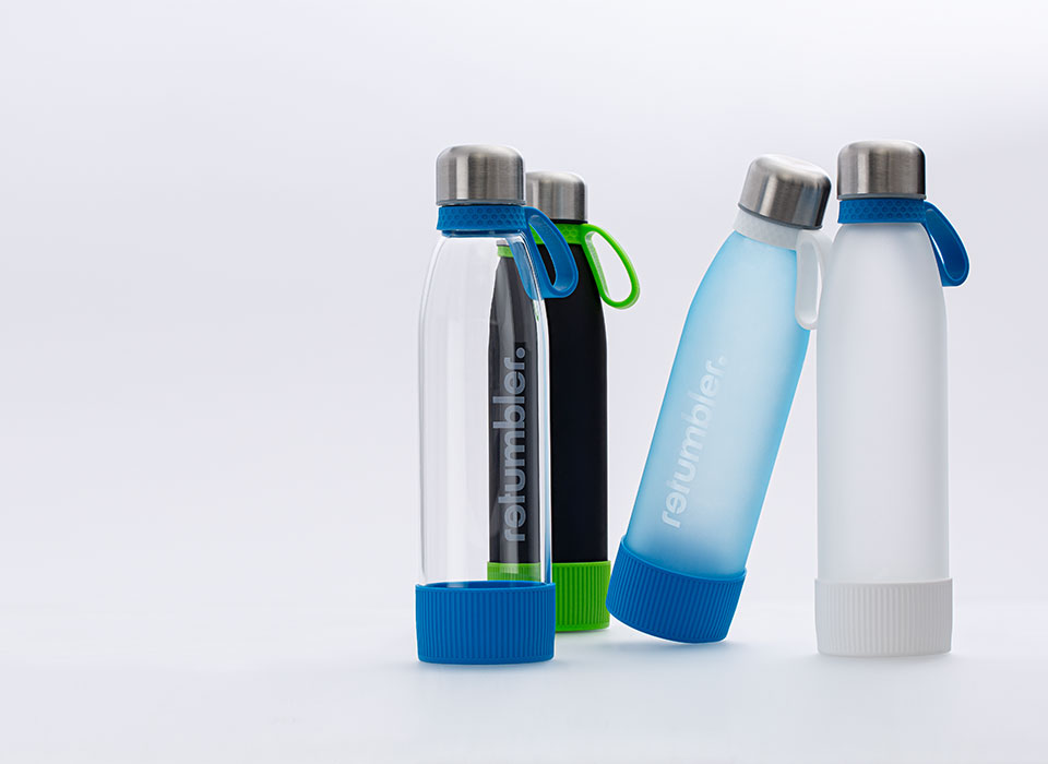 Kleur configureerbare glazen drinkfles met voorbeeldprints Vier verschillende glazen drinkflessen om het concept van de configureerbare promotionele fles te visualiseren