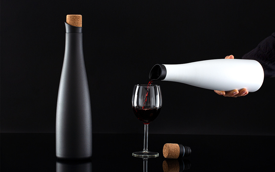 Carafes isothermes noires et blanches Débit de vin en carafe isotherme. Deux carafes en acier inoxydable, l'une noire et l'autre blanche.