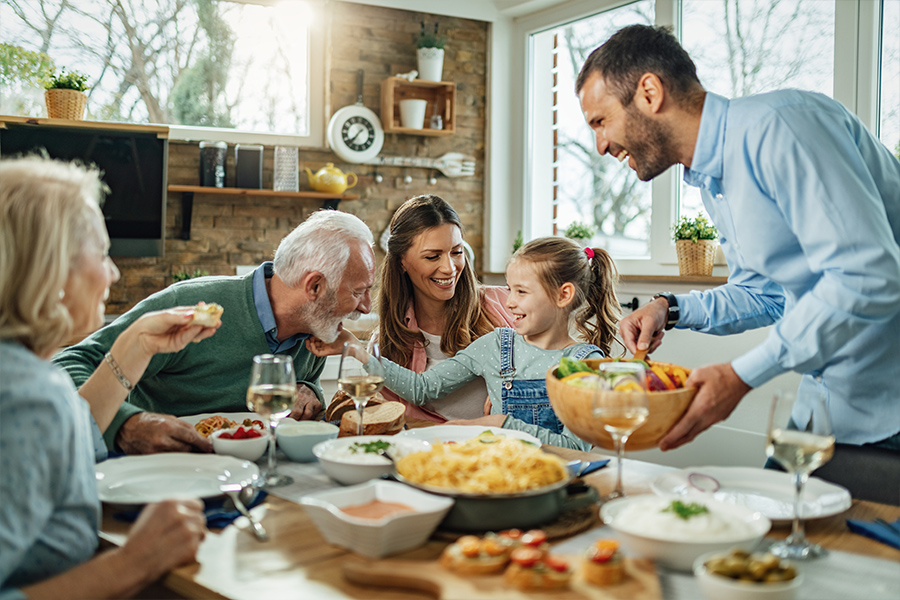 Werbeartikel Sale - Home Artikel Familie an Esstisch