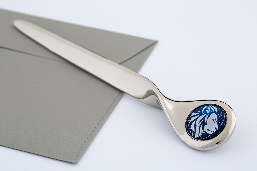 Letter opener with doming Letter opener with lion head as doming
