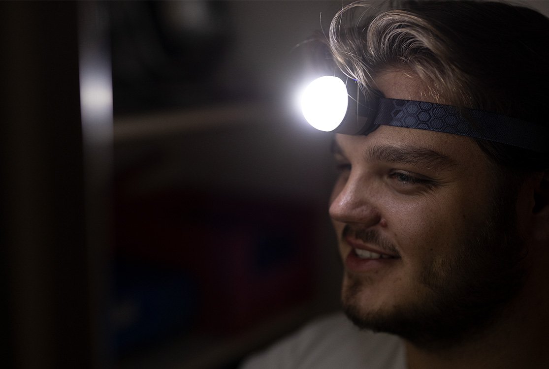 Kopflampe REEVES-CLERDON auf der Stirn im Einsatz in der Nacht