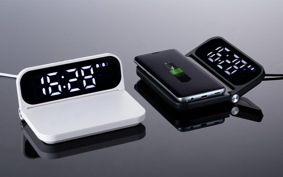 Two multifunktional desk clocks with wireless charger function