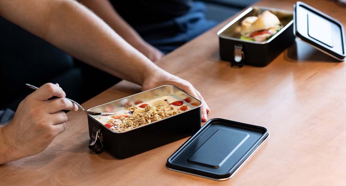Lunchbox RE98-LUNCHBREAK auf dem Tisch beim Essen