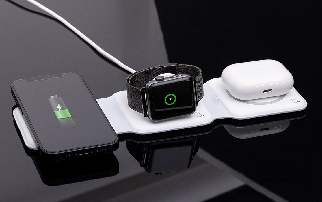 Wireless Charger mit aufladendem Smartphone, Smartwatch und Kopfhörer 