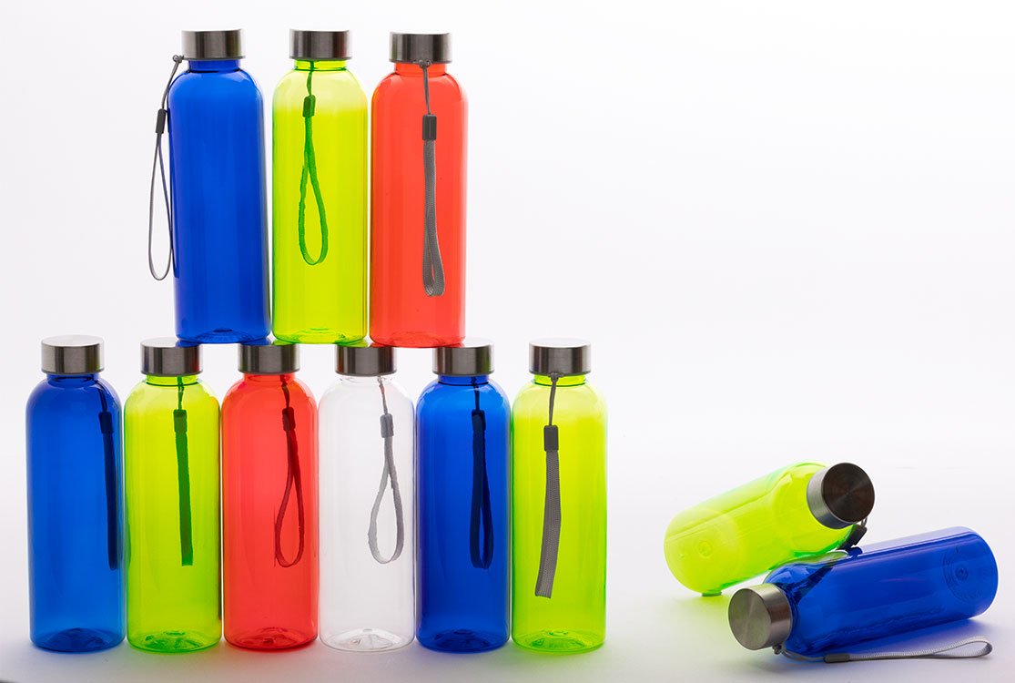 Transparente Trinkflaschen in verschiedenen bunten Farben gestapelt
