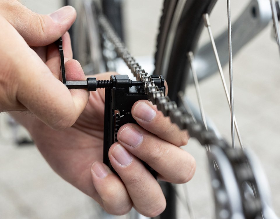 Fahrradwerkzeug RE98-SMALLPAIR beim Reparieren der Fahrradkette