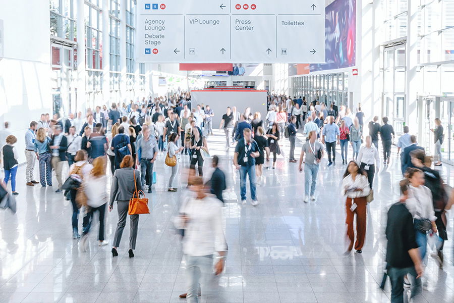 Werbeartikel Messe Messebesucher auf Flur
