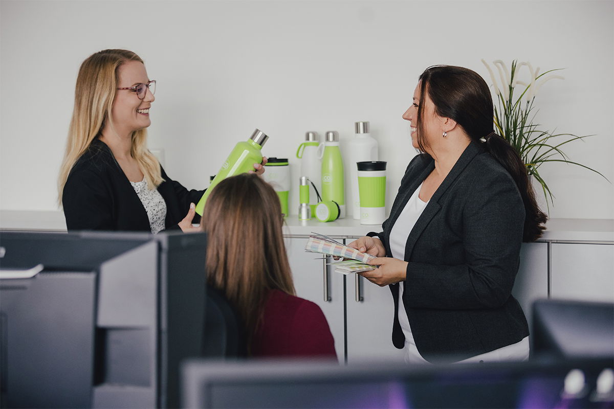 Mitarbeiter prüfen die Qualität der Werbeartikel