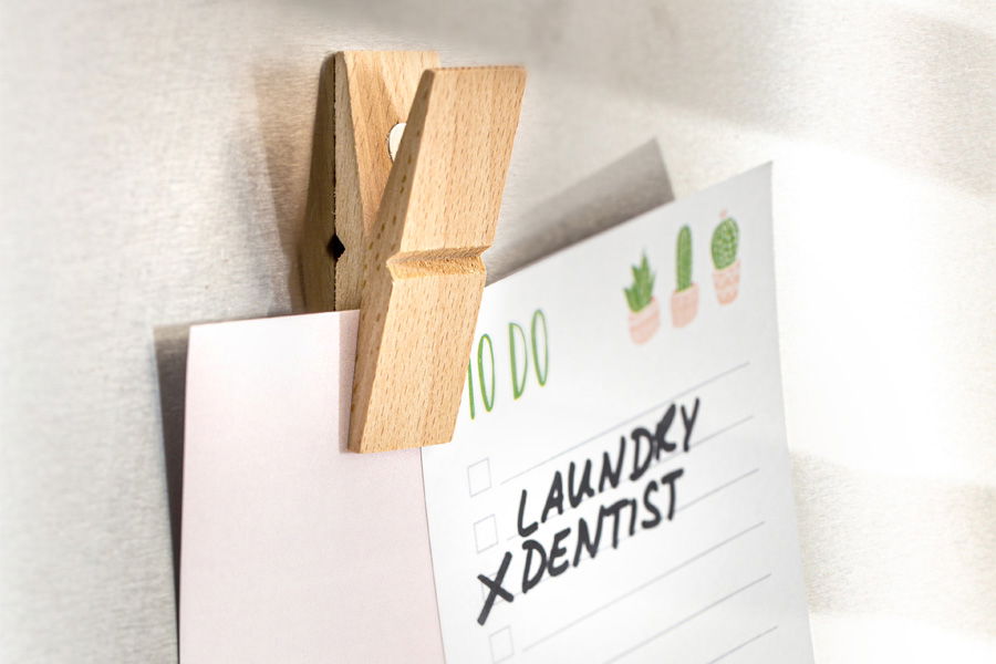 magnetischer Notizzettel-Halter aus Holz am Kühlschrank