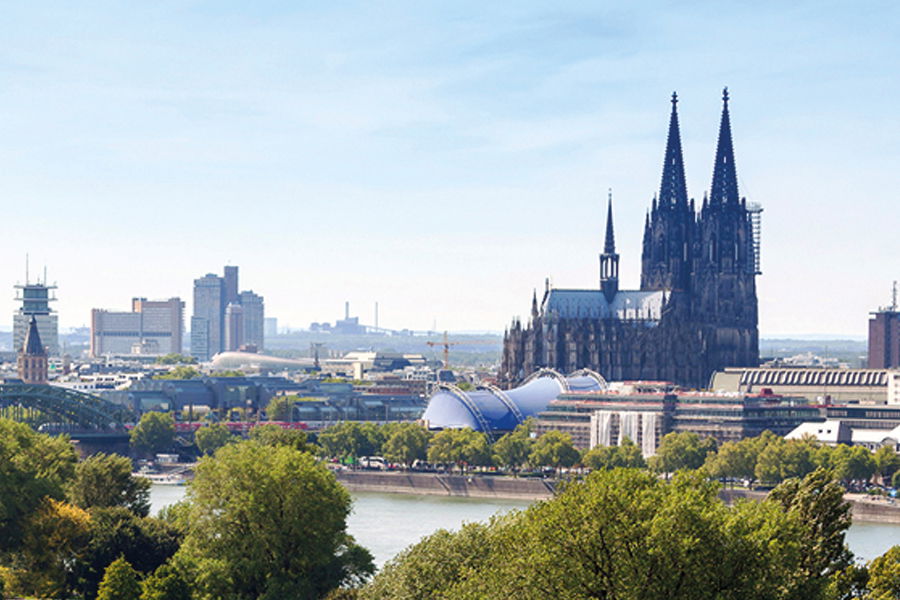 Ausblick auf den Koelner Dom und den Rhein