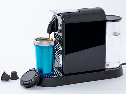 Coffee machine fills myVivero thermal mug with coffee