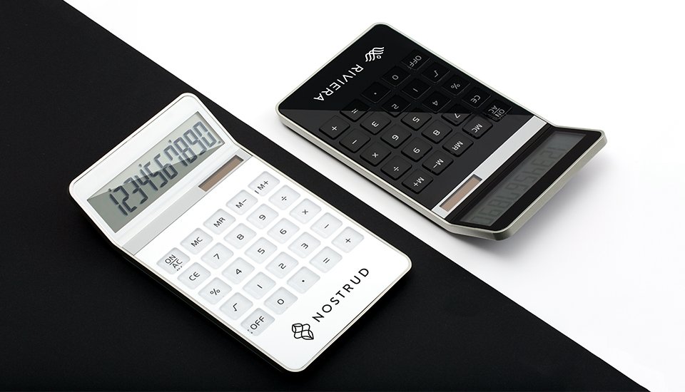schwarzer und weißer Taschenrechner mit Logo als Werbeartikel