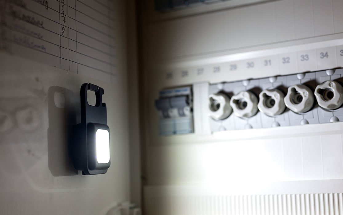 Das leuchtende Multifunktionslicht mit Magnet befestigt in einem Sicherungskasten 